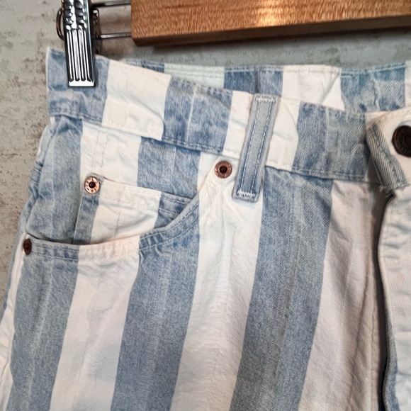 Vintage Womens Levi's 950 Relaxed Fit Blue White Stripd Shorts Sz 9 High Waisted - Picture 5 of 14